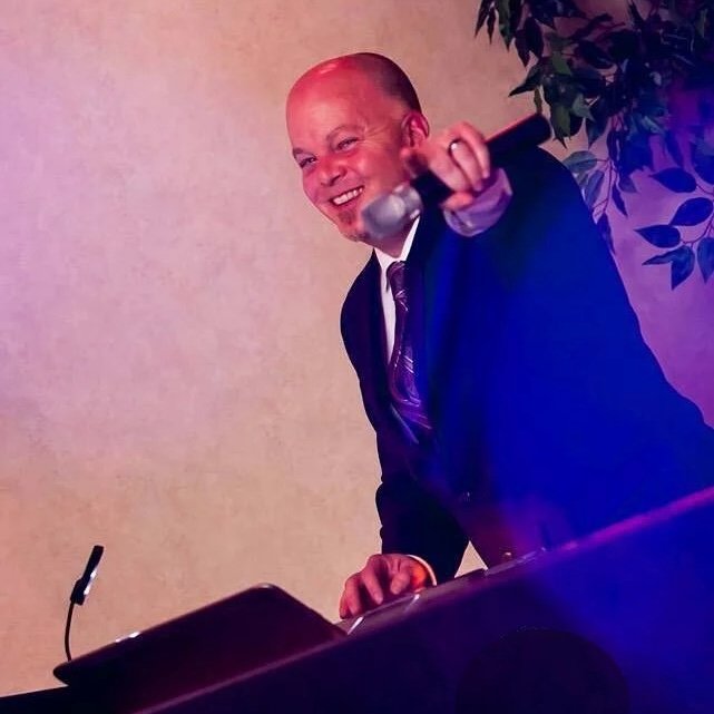 Jeff Richards entertaining a crowd