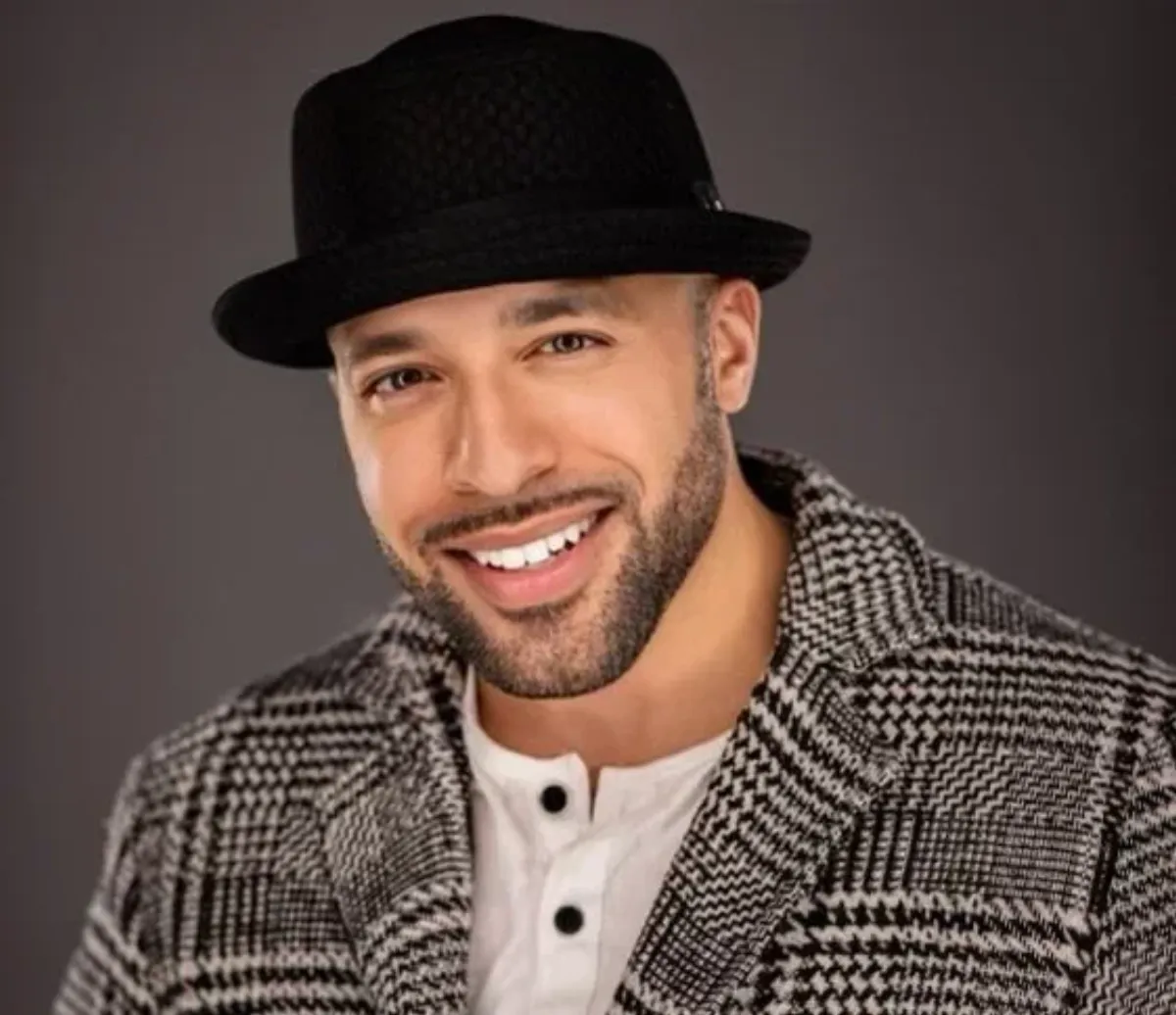 Fernando Bustamante entertaining at an event