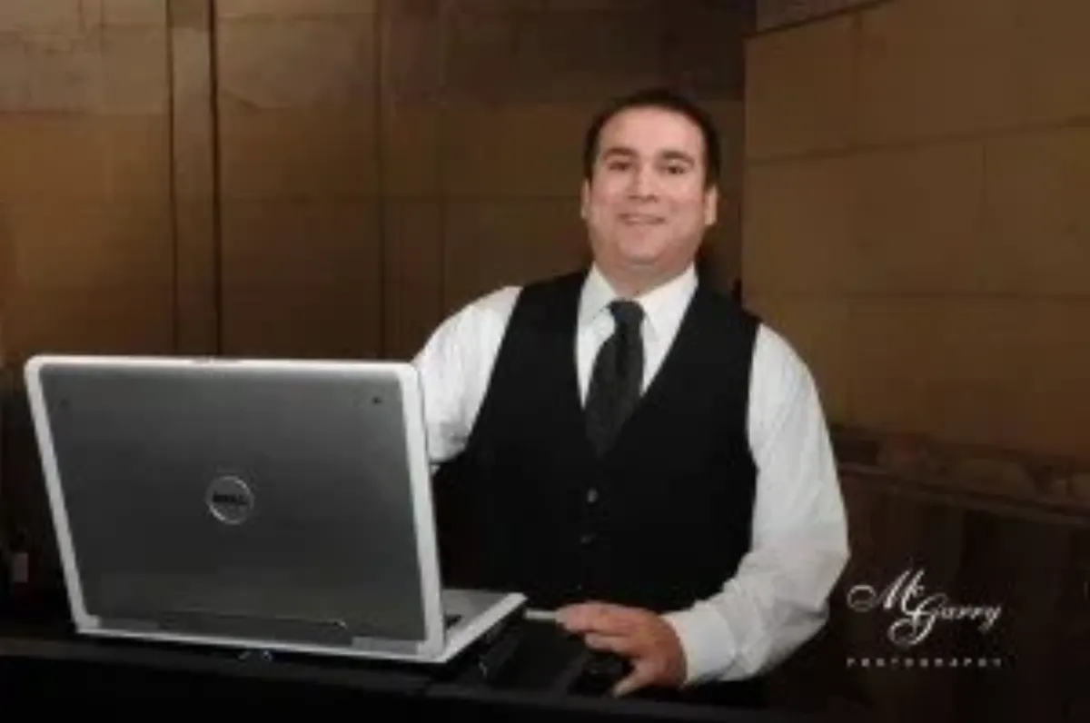 Nate Miller entertaining at an event